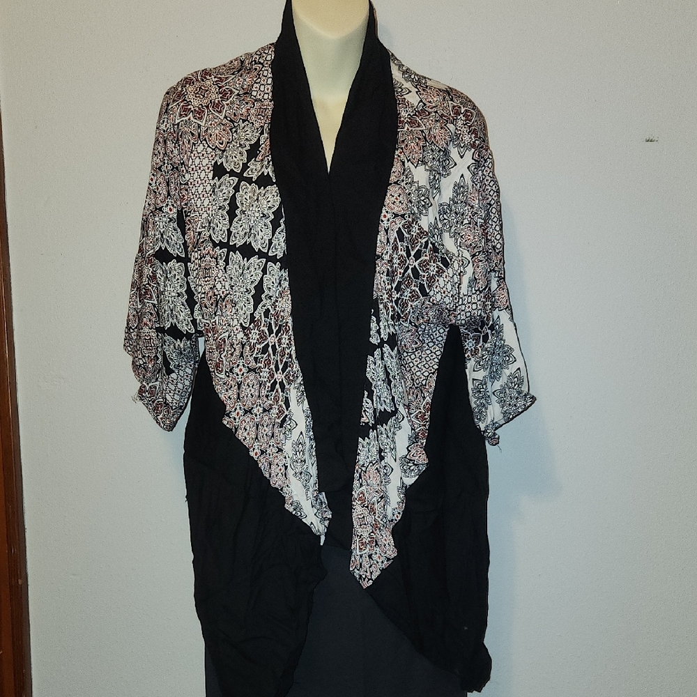 Venario Elegant Black and White Patterned Women's Wrap